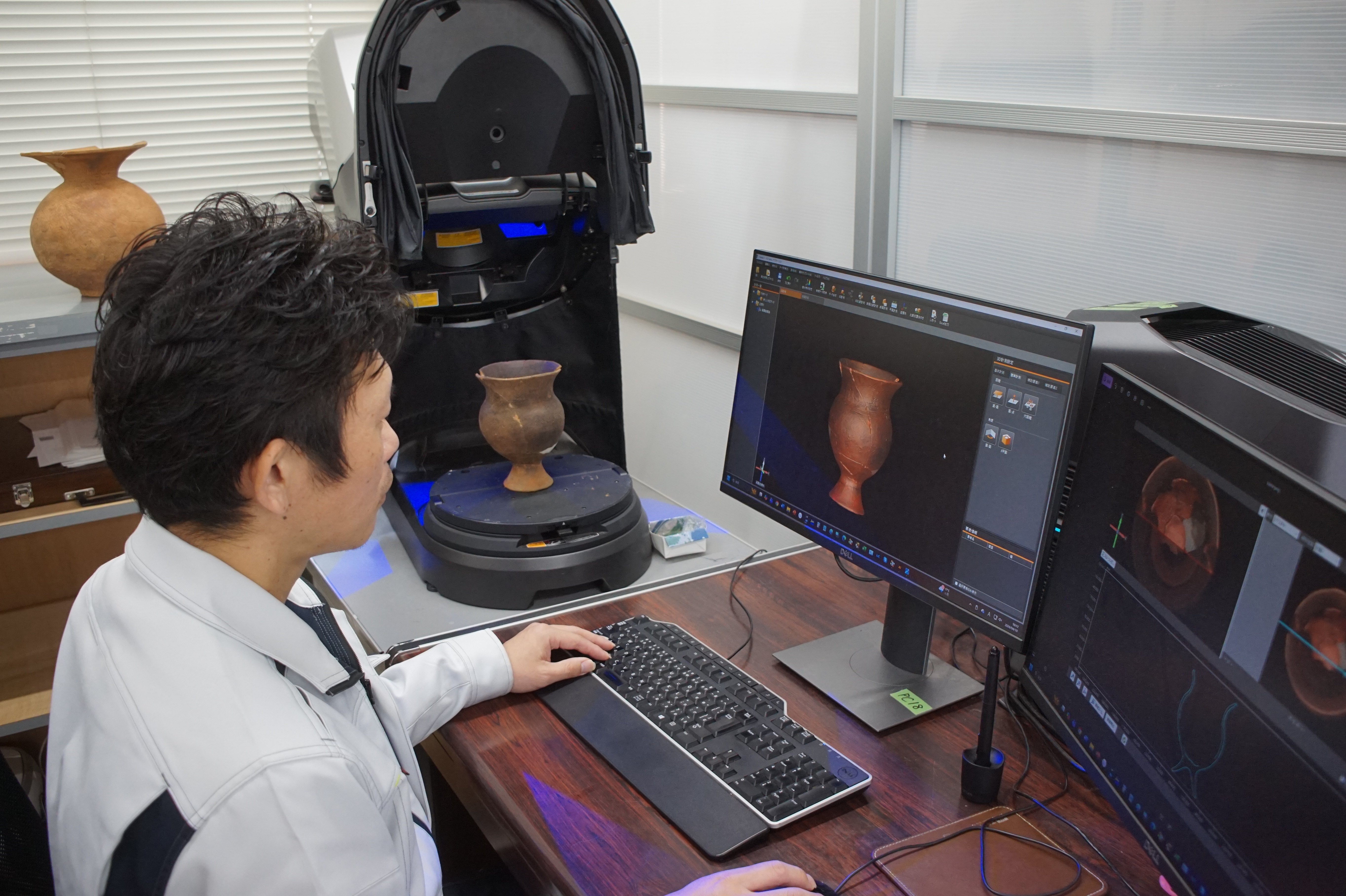 遺物実測（3Dスキャナ）の様子